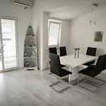 & Ana 2 Zára